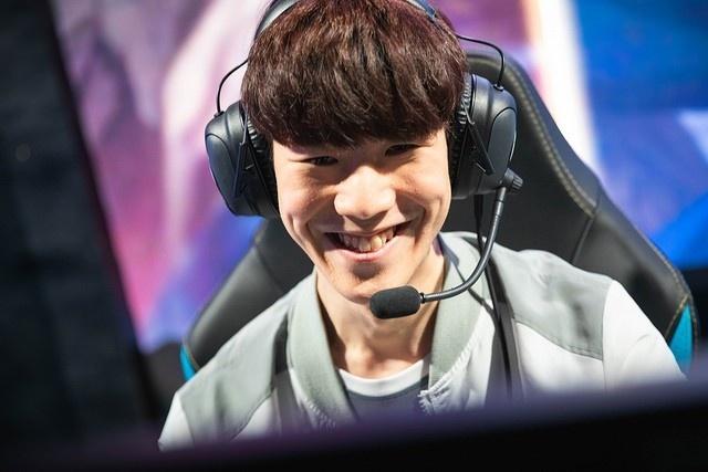 CRISP 变成了牛肉礼盒， Hope 表现完美， Anyone's Legend 以 11 分赢得了第一局